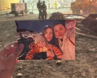 На руїнах знайшли лише фото мами і сина: у Запоріжжі загинула ціла сім'я після атаки РФ