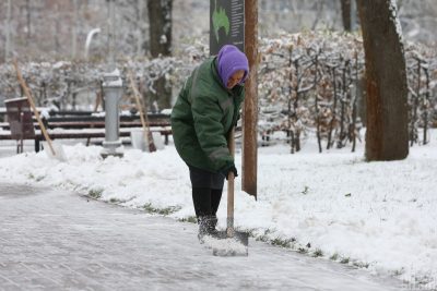 Засипатиме снігом та буде ожеледиця: у областях оголосили штормове попередження