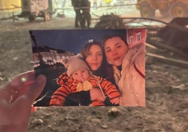 На руїнах знайшли лише фото мами і сина: у Запоріжжі загинула ціла сім'я після атаки РФ
