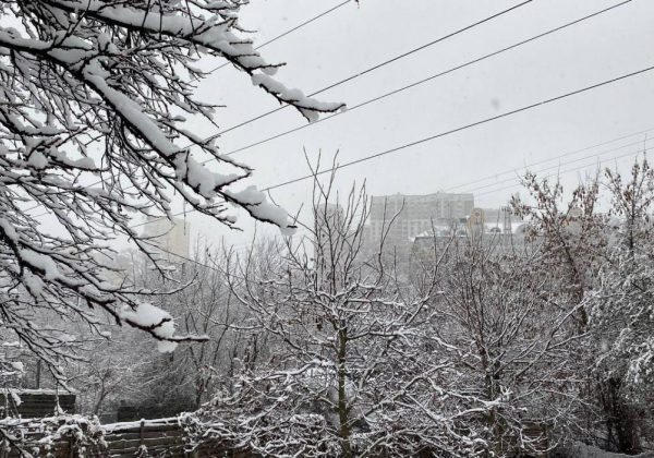 Київ засипало снігом: синоптики розповіли, чого чекати від погоди сьогодні