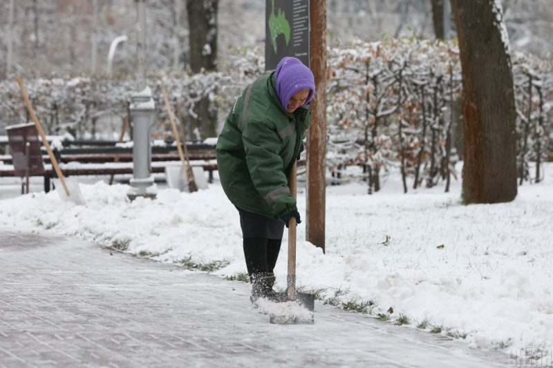 Засипатиме снігом та буде ожеледиця: у областях оголосили штормове попередження
