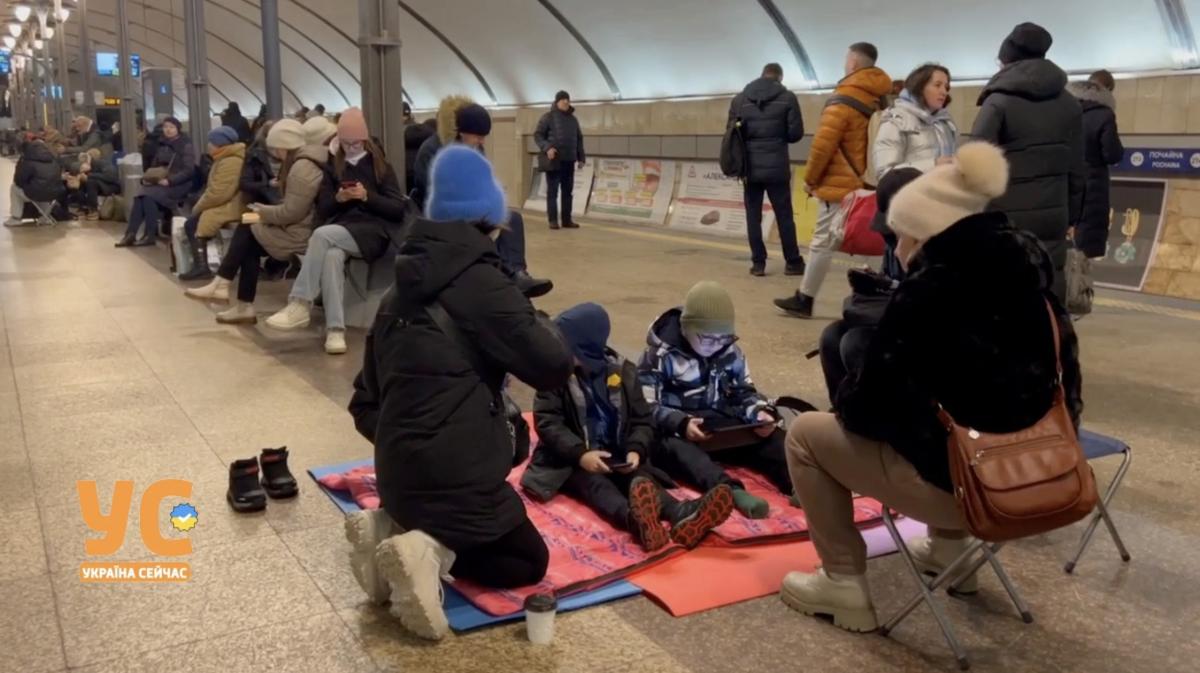 Кияни ховаються в метро під час повітряної тривоги Кияни ховаються в метро під час повітряної тривоги