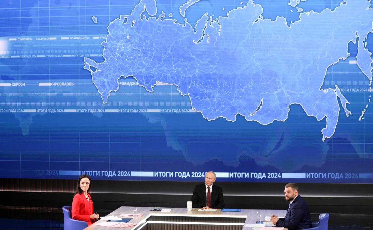 Готує росіян до згортання 'СВО' та прагне помʼякшення санкцій: Клочок - про 'пряму лінію' Путіна