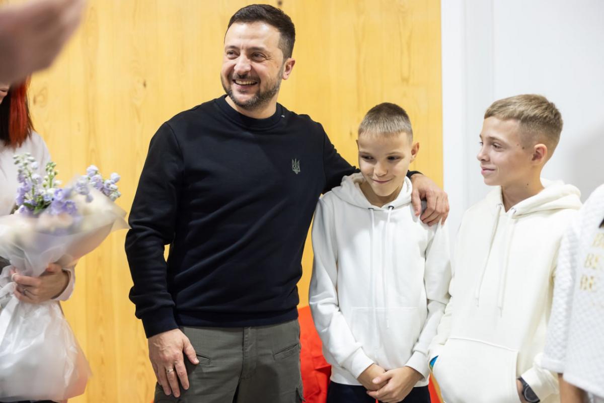 Олена та Володимир Зеленські вийшли у світ Олена та Володимир Зеленські вийшли у світ