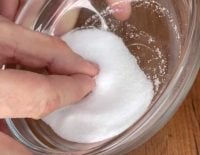 Як прибрати суперклей з рук сіллю: простий і дуже хороший спосіб