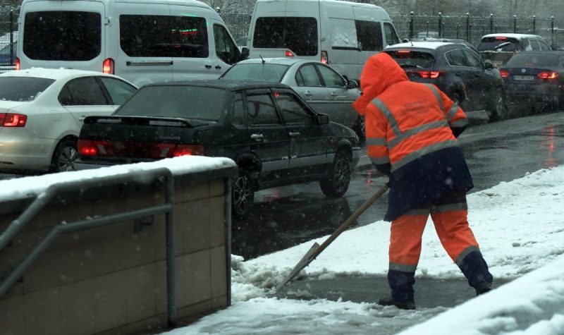 Рвучкий вітер, сніг та ожеледиця: якою буде погода в Україні у вихідні
