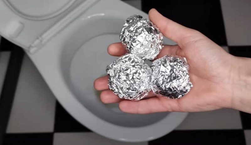 Навіщо кидати фольгу в бачок унітазу: відповідь багатьох здивує