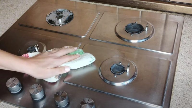 Як очистити плиту від старого жиру та нагару: легкий і швидкий спосіб