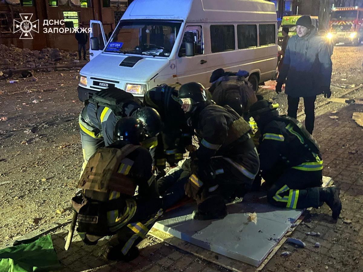 Наслідки удару РФ по Запоріжжю 8 січня Наслідки удару РФ по Запоріжжю 8 січня