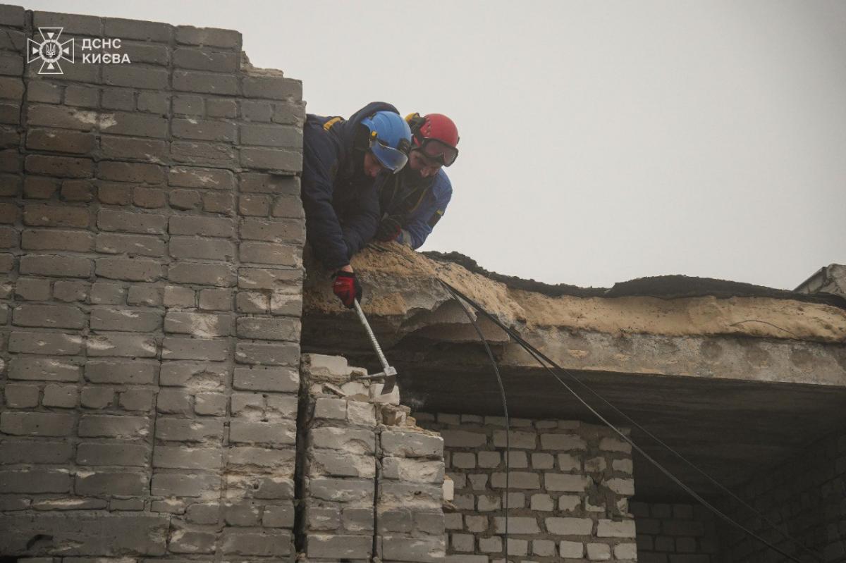 Наслідки удару дрона РФ по Києву