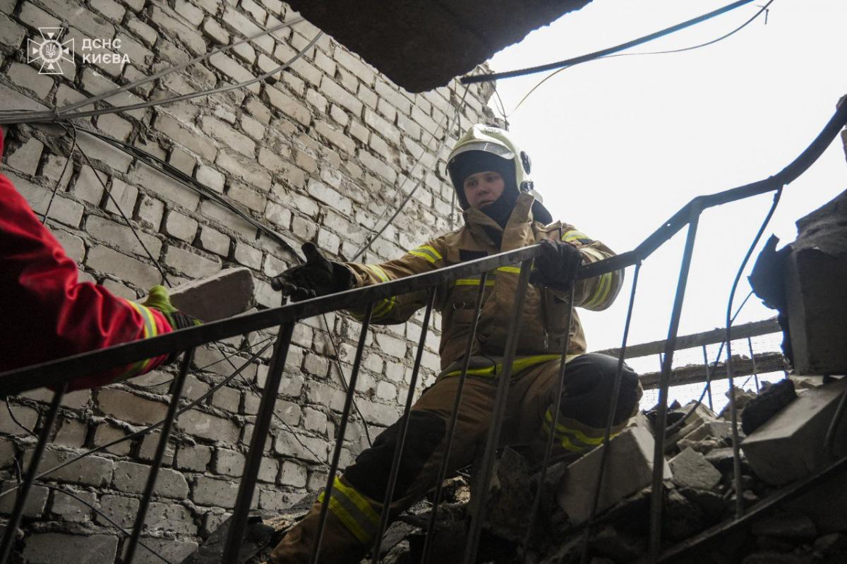 Наслідки удару дрона РФ по Києву