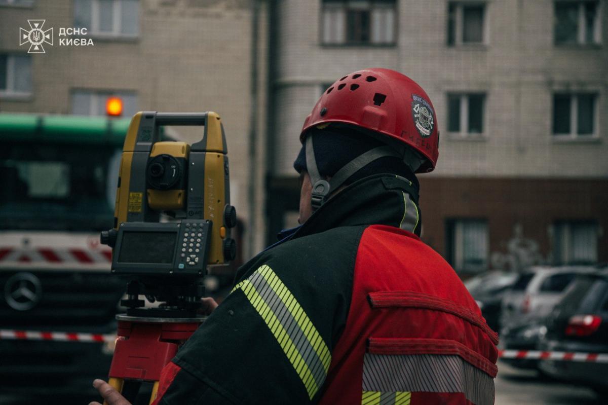 Наслідки удару дрона РФ по Києву