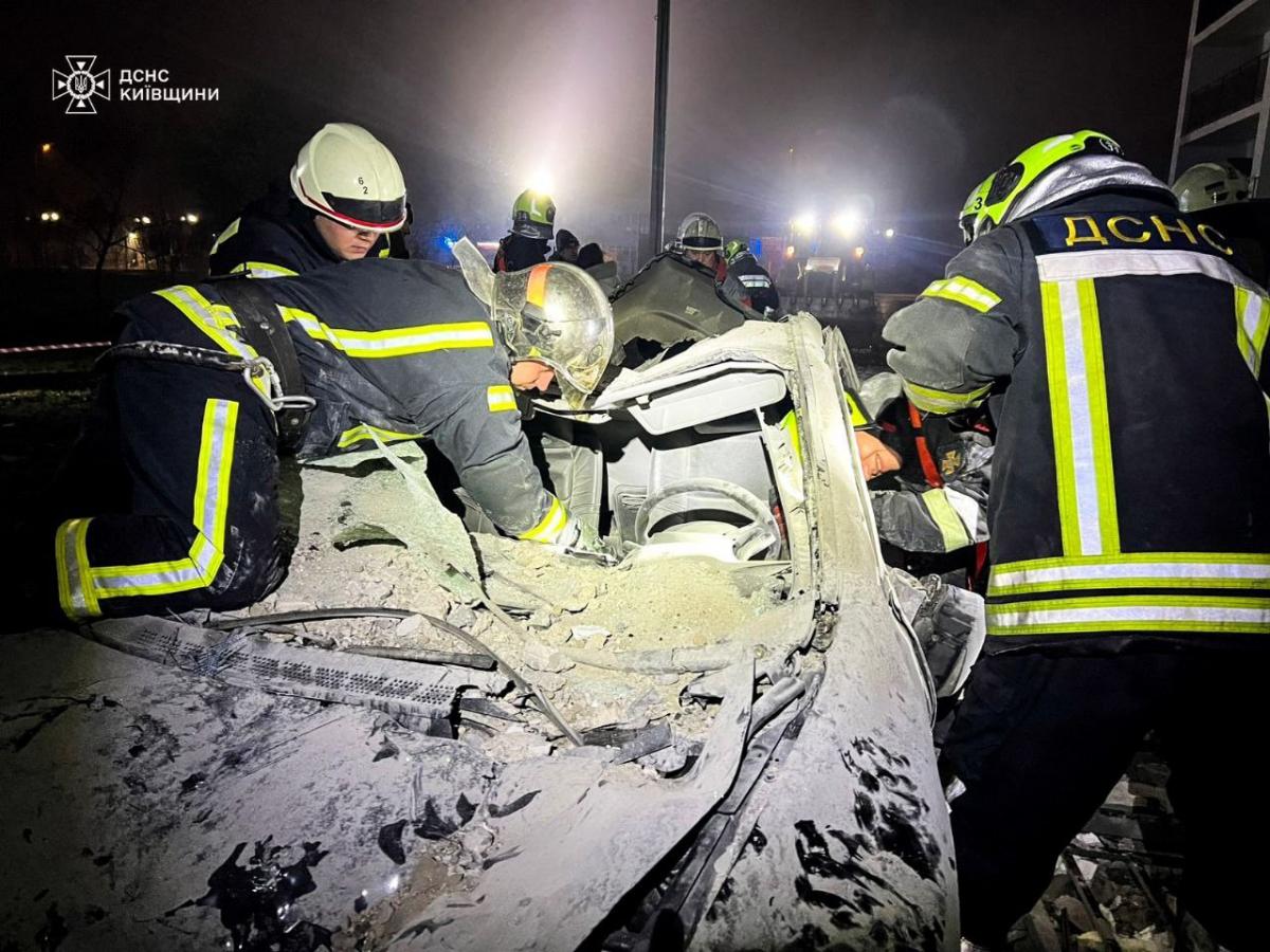 Наслідки удару дрона по 9-поверхівці у Вишневому під Києвом Наслідки удару дрона по 9-поверхівці у Вишневому під Києвом