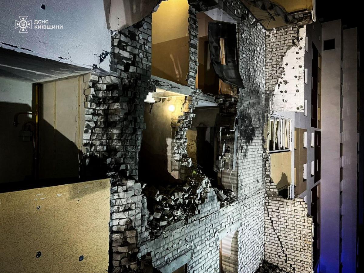 Наслідки удару дрона по 9-поверхівці у Вишневому під Києвом Наслідки удару дрона по 9-поверхівці у Вишневому під Києвом