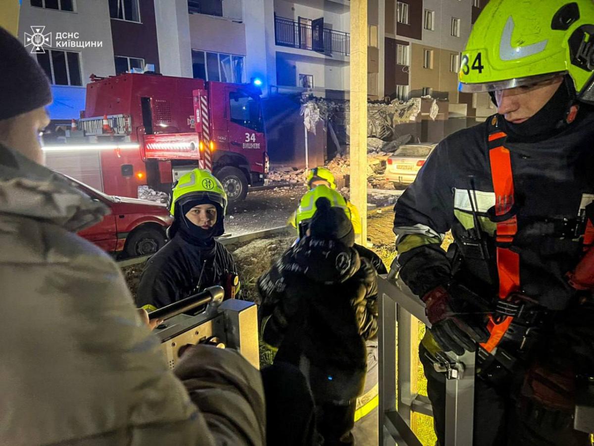 Наслідки удару дрона по 9-поверхівці у Вишневому під Києвом Наслідки удару дрона по 9-поверхівці у Вишневому під Києвом