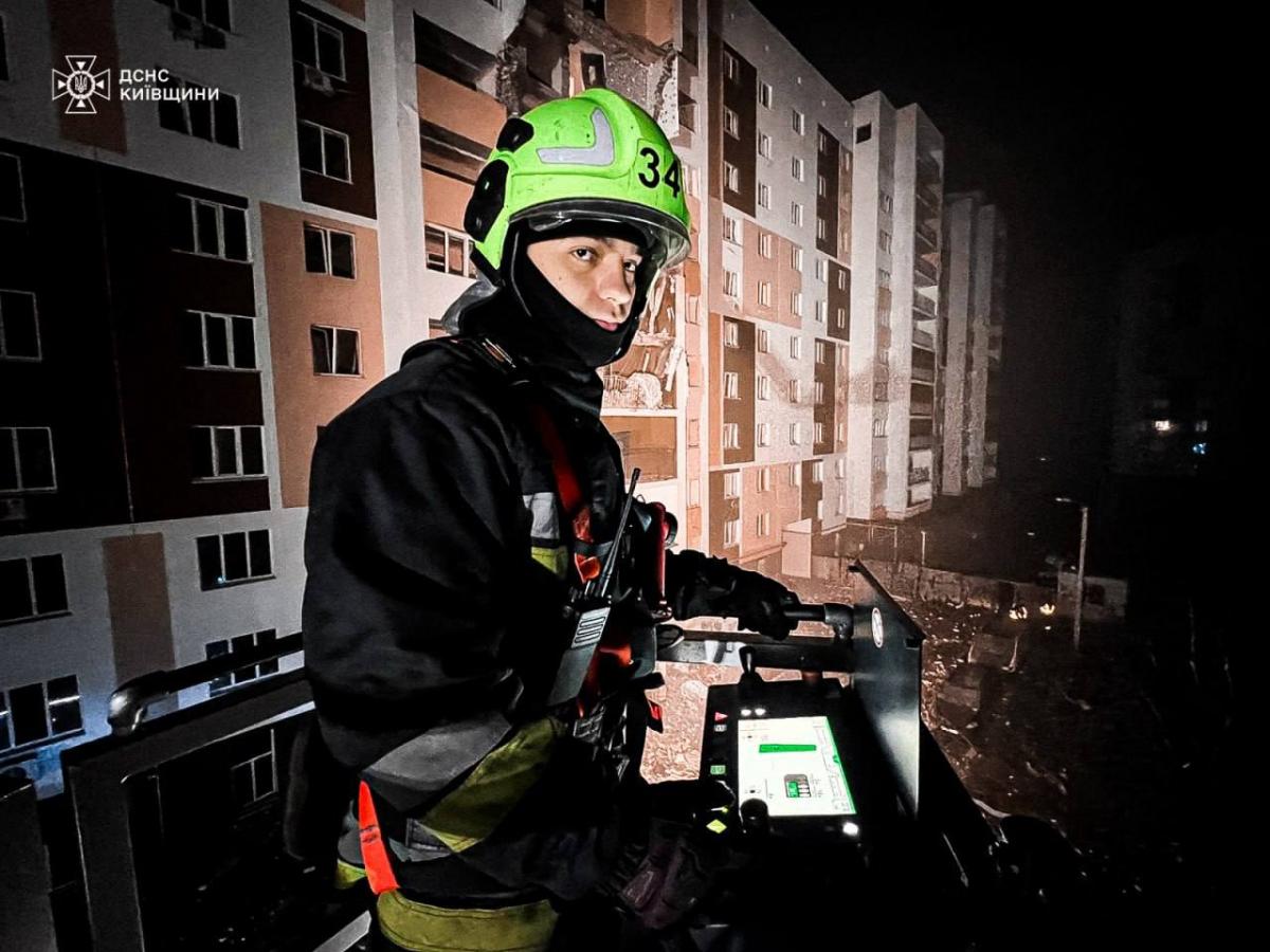 Наслідки удару дрона по 9-поверхівці у Вишневому під Києвом Наслідки удару дрона по 9-поверхівці у Вишневому під Києвом