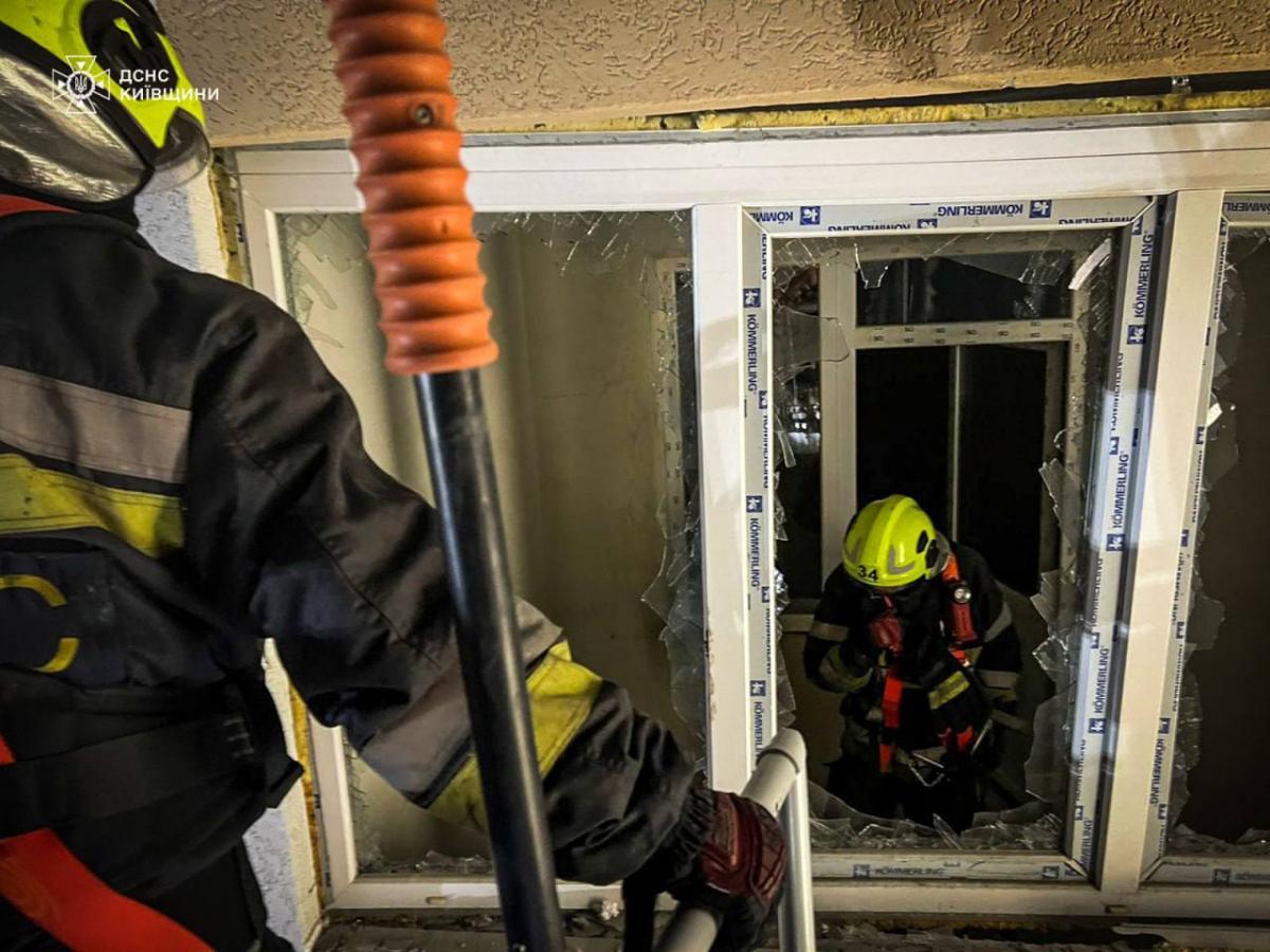 Наслідки удару дрона по 9-поверхівці у Вишневому під Києвом Наслідки удару дрона по 9-поверхівці у Вишневому під Києвом