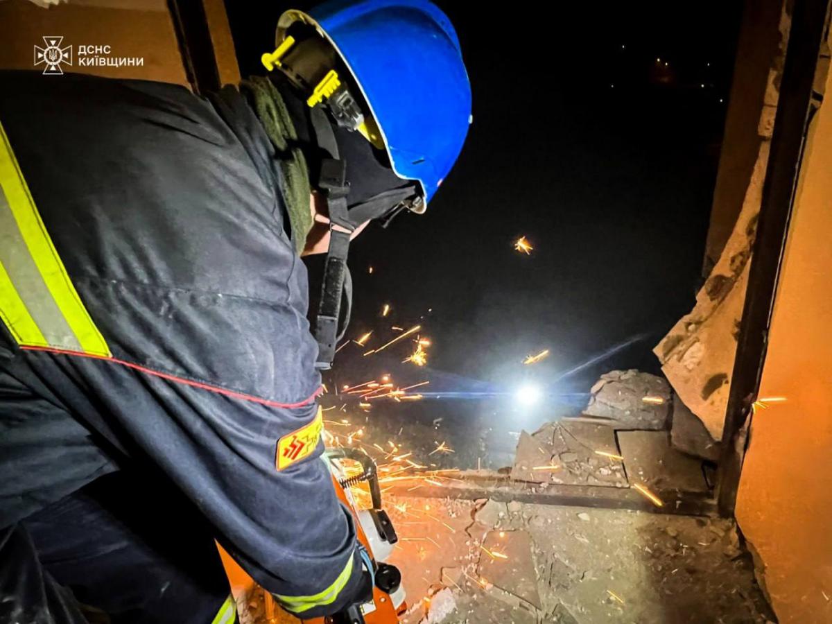 Наслідки удару дрона по 9-поверхівці у Вишневому під Києвом Наслідки удару дрона по 9-поверхівці у Вишневому під Києвом