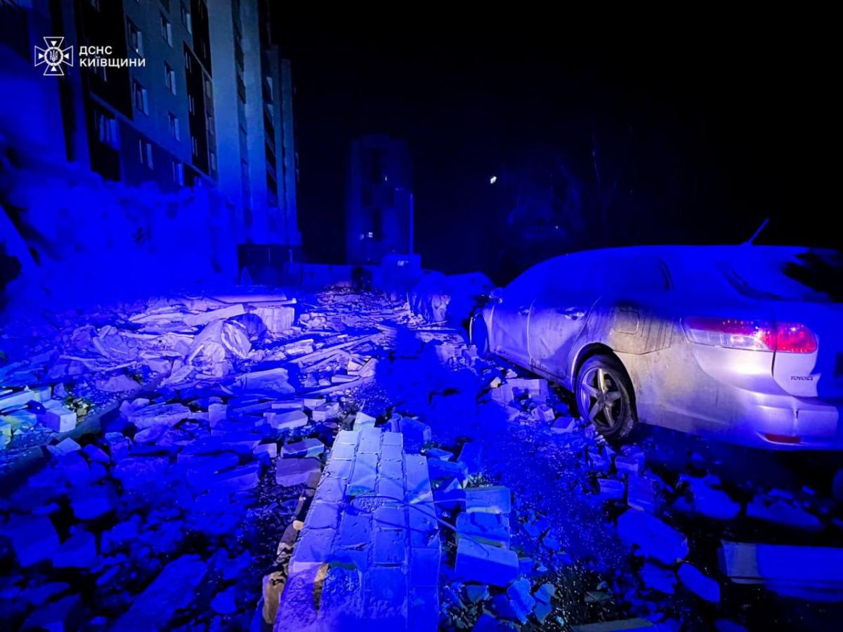 Наслідки удару дрона по 9-поверхівці у Вишневому під Києвом Наслідки удару дрона по 9-поверхівці у Вишневому під Києвом