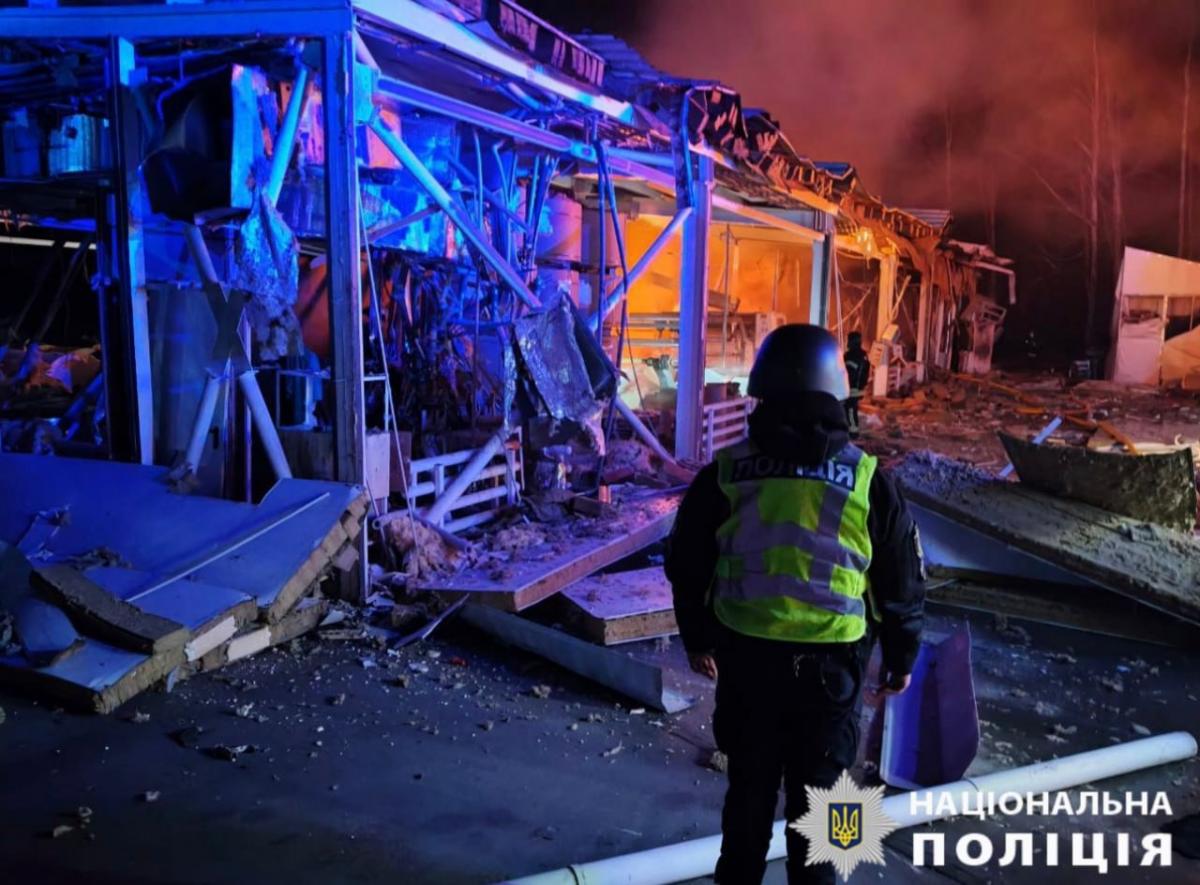 Наслідки удару дрона по 9-поверхівці у Вишневому під Києвом Наслідки удару дрона по 9-поверхівці у Вишневому під Києвом