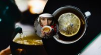 Чому ніколи не можна кидати лимон в гарячий чай: просте пояснення