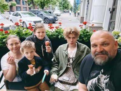 Василь Вірастюк із колишньою дружиною Інною та синами Василь Вірастюк із колишньою дружиною Інною та синами