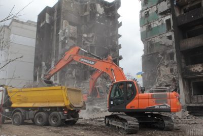 Шахраї намагалися заволодіти понад 376 млн грн, які планувалося виділити на відновлення відомої багатоповерхівки у Бородянці, зруйнованої росіянами, - ЗМІ