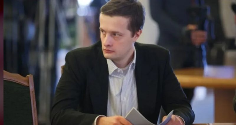 Сина Порошенка, що ухиляється від служби в ЗСУ, зобов’язали сплатити 25 500 грн за неявку до ТЦК