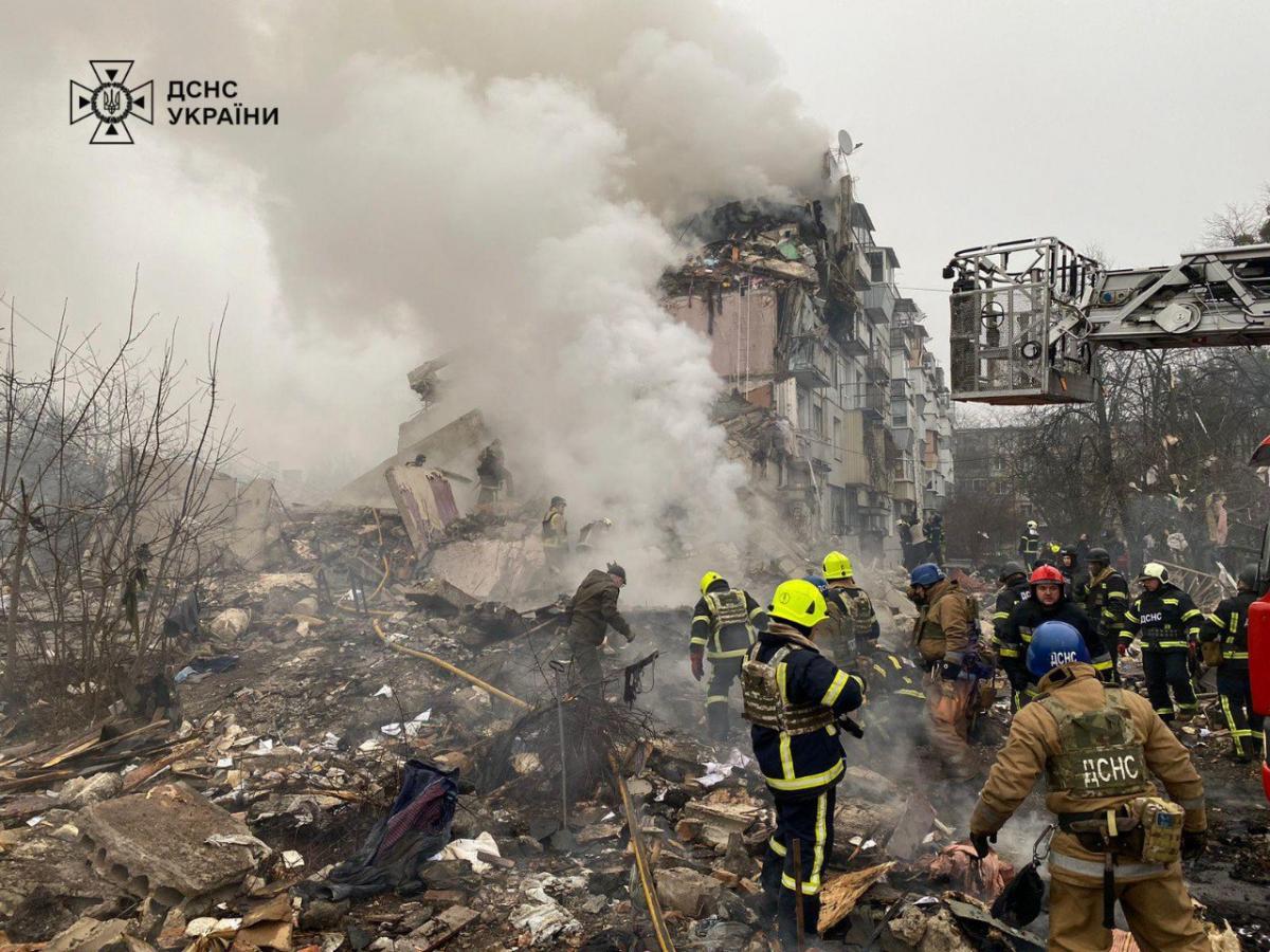 Последствия удара ракетой по жилому дому в Полтаве