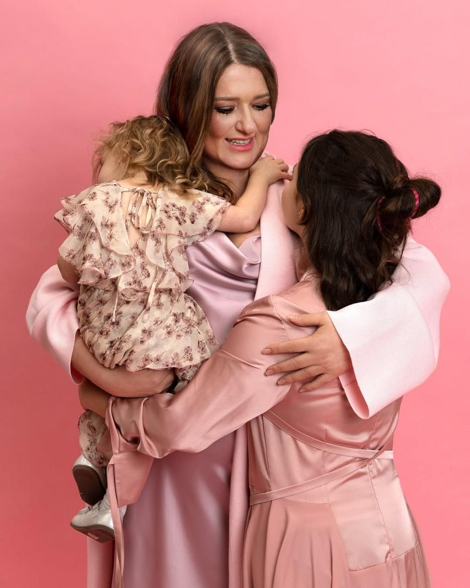 Наталя Могилевська з доньками Наталя Могилевська з доньками