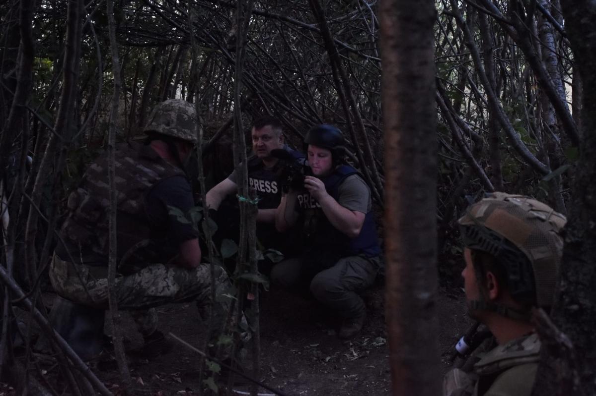 Росіяни обстріляли знімальну групу ТСН та 1+1 Марафон: оператора поранено