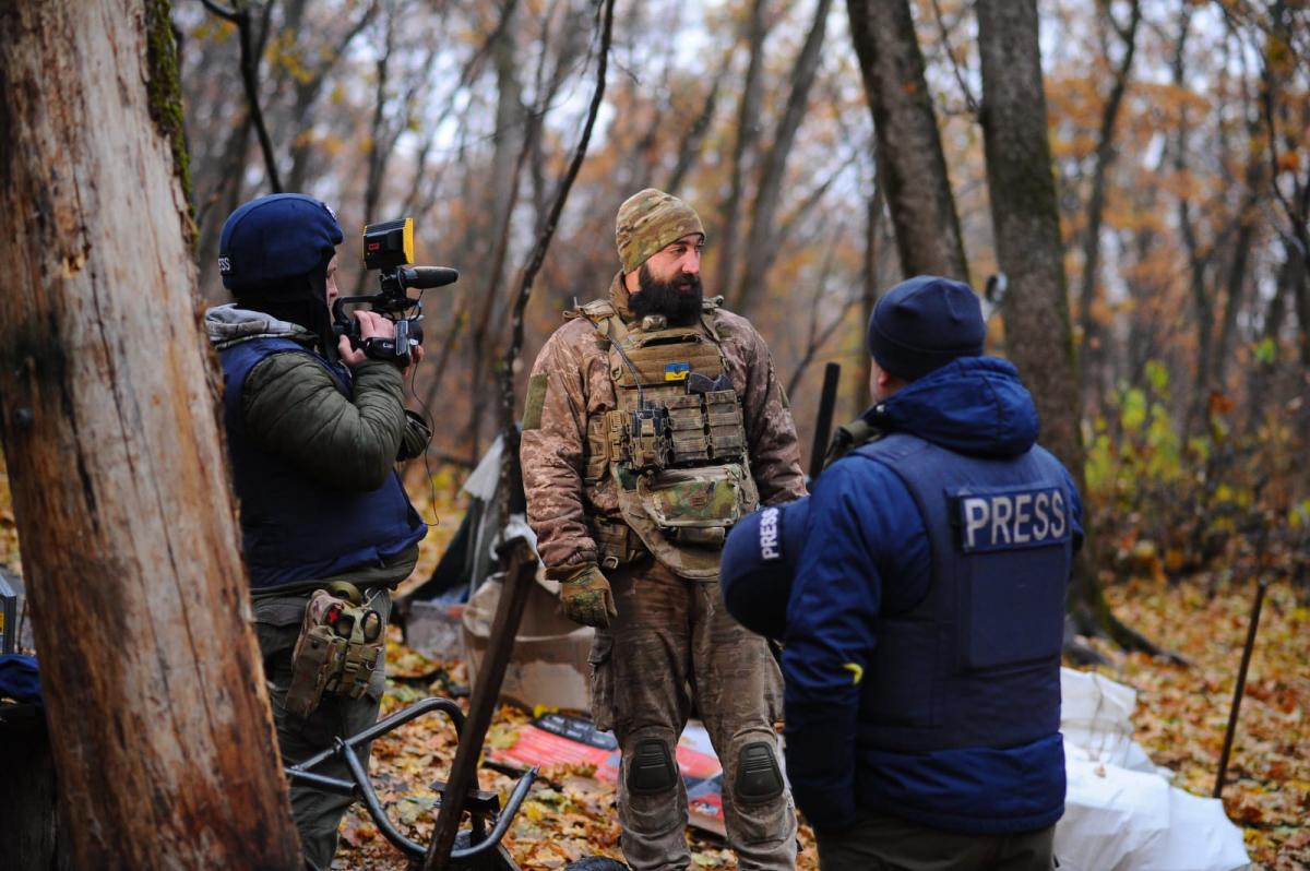 Росіяни обстріляли знімальну групу ТСН та 1+1 Марафон: оператора поранено