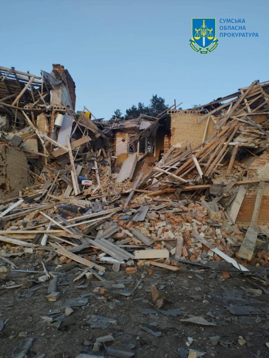 Наслідки авіаудару по житловому будинку на Сумщині