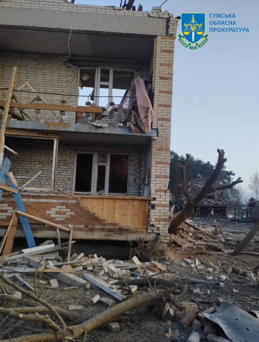 Наслідки авіаудару по житловому будинку на Сумщині