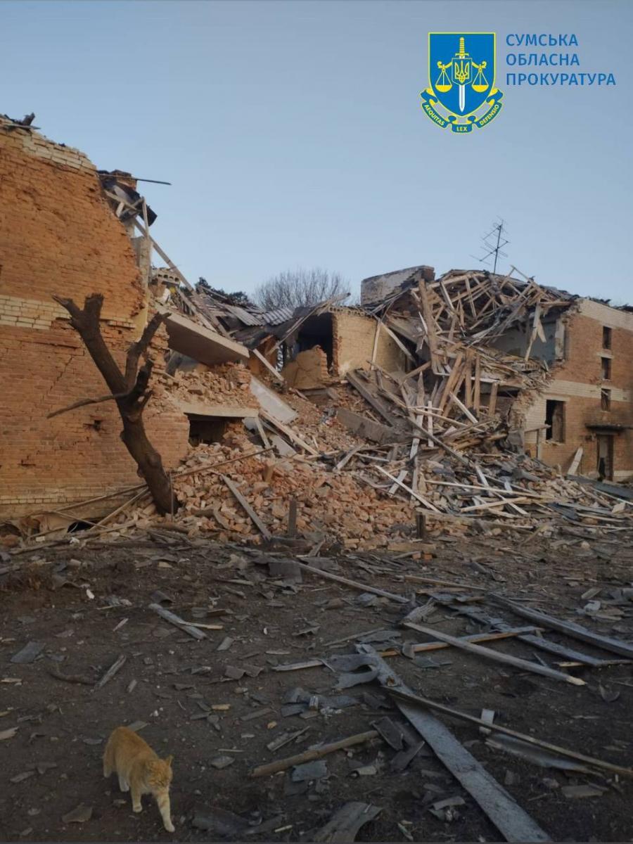 Наслідки авіаудару по житловому будинку на Сумщині