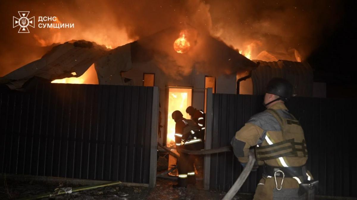 Наслідки удару дроном по приватному будинку в Сумах в ніч на 8 лютого 2025 року