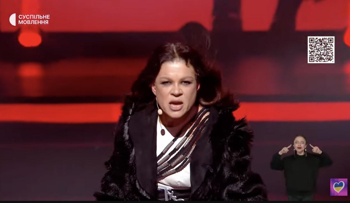 Руслана продолжает бить плетью сцену 