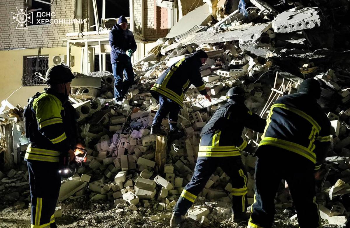 РФ вдарила авіабомбою по 10-поверхівці в Херсоні в ніч на 20 лютого 2025 РФ вдарила авіабомбою по 10-поверхівці в Херсоні в ніч на 20 лютого 2025
