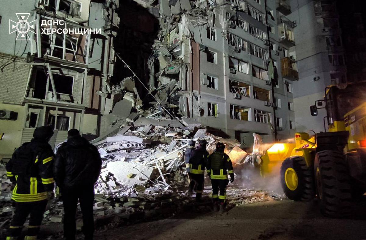 РФ вдарила авіабомбою по 10-поверхівці в Херсоні в ніч на 20 лютого 2025 РФ вдарила авіабомбою по 10-поверхівці в Херсоні в ніч на 20 лютого 2025