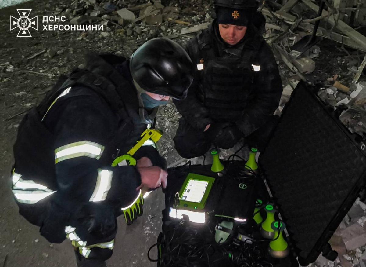 РФ вдарила авіабомбою по 10-поверхівці в Херсоні в ніч на 20 лютого 2025 РФ вдарила авіабомбою по 10-поверхівці в Херсоні в ніч на 20 лютого 2025