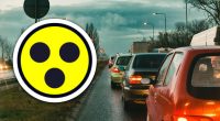 Не просто наліпка: що означає жовте коло з трьома чорними крапками на авто