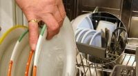Як повернути блиск ложкам і виделкам: що варто покласти у посудомийну машинку