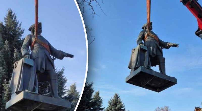 "Имперским мифам не место": в Полтаве снесли памятник российскому царю Петру I