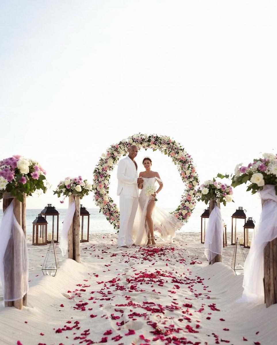 Ані Лорак обрала сукню з розрізами