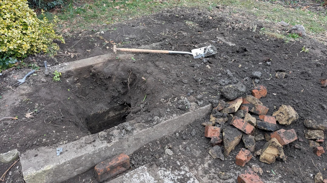 Чоловік копав у своєму саду і був приголомшений знахідкою: що там було Чоловік копав у своєму саду і був приголомшений знахідкою: що там було