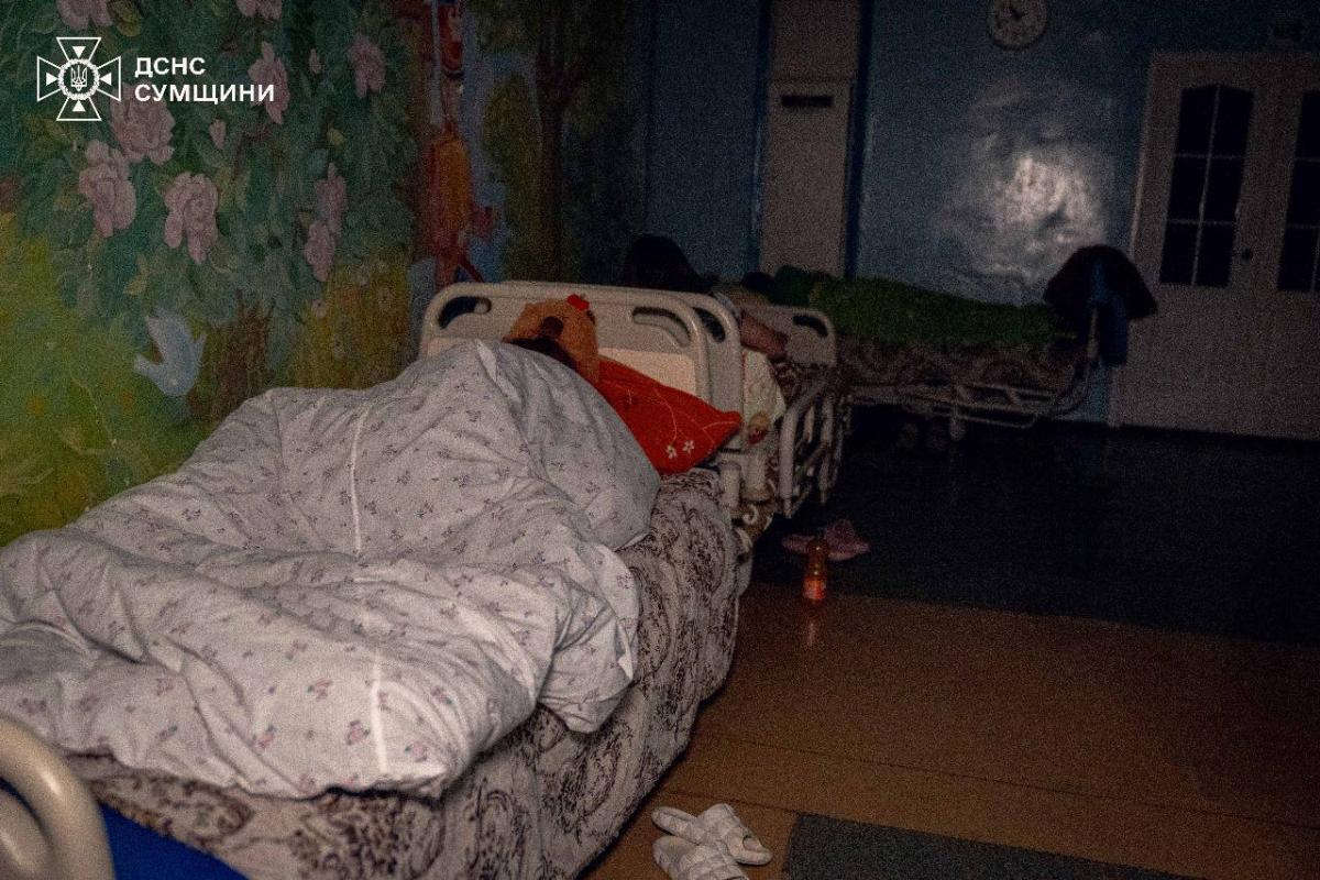 Рятувальники ліквідовували наслідки ворожої атаки по медичному закладу в Сумах Рятувальники ліквідовували наслідки ворожої атаки по медичному закладу в Сумах