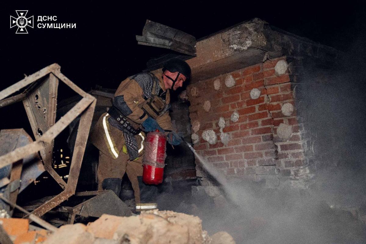 Рятувальники ліквідовували наслідки ворожої атаки по медичному закладу в Сумах Рятувальники ліквідовували наслідки ворожої атаки по медичному закладу в Сумах