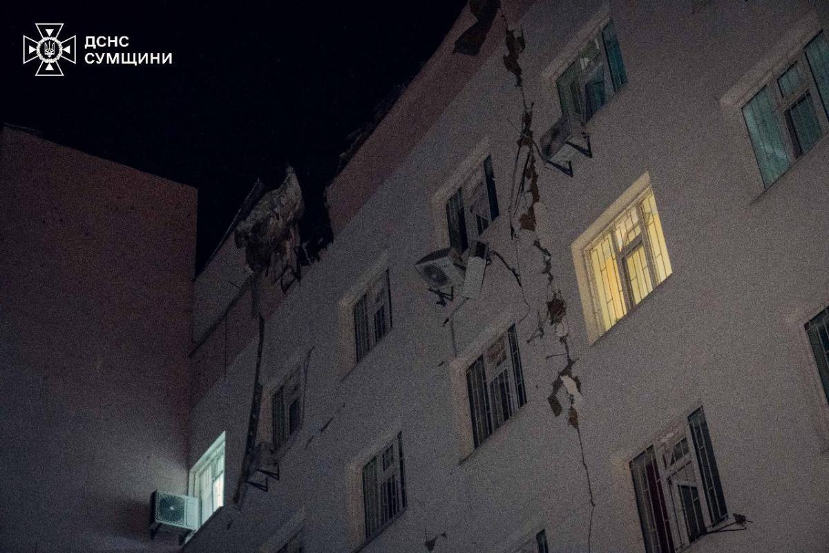 Рятувальники ліквідовували наслідки ворожої атаки по медичному закладу в Сумах Рятувальники ліквідовували наслідки ворожої атаки по медичному закладу в Сумах