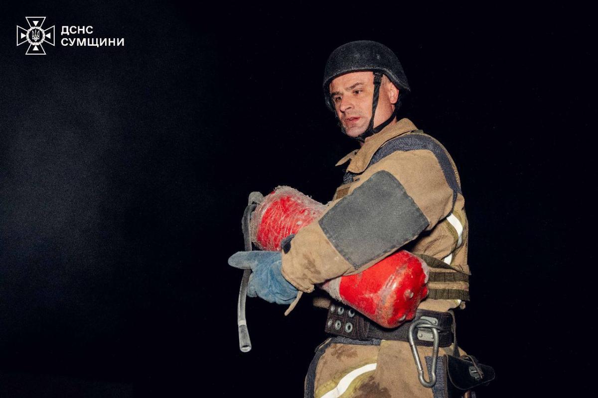 Рятувальники ліквідовували наслідки ворожої атаки по медичному закладу в Сумах Рятувальники ліквідовували наслідки ворожої атаки по медичному закладу в Сумах