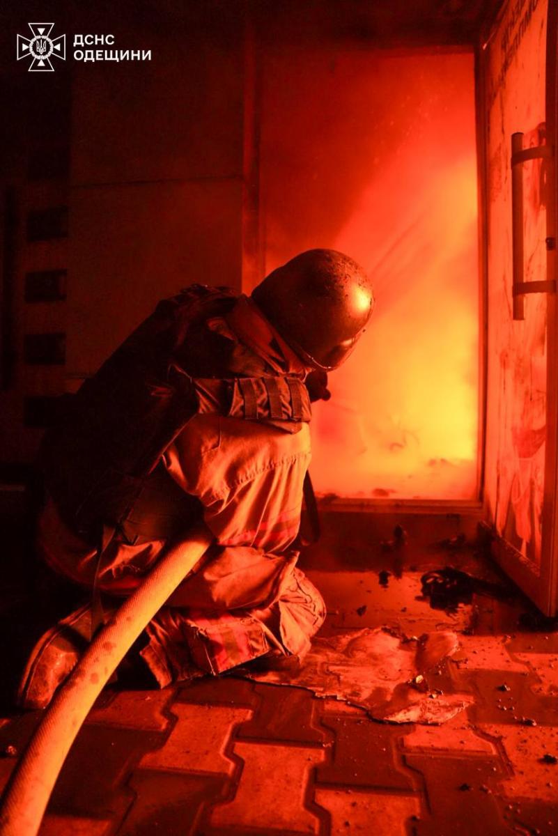 Інфраструктура у вогні: РФ атакувала передмістя Одеси дронами, постраждали діти Інфраструктура у вогні: РФ атакувала передмістя Одеси дронами, постраждали діти